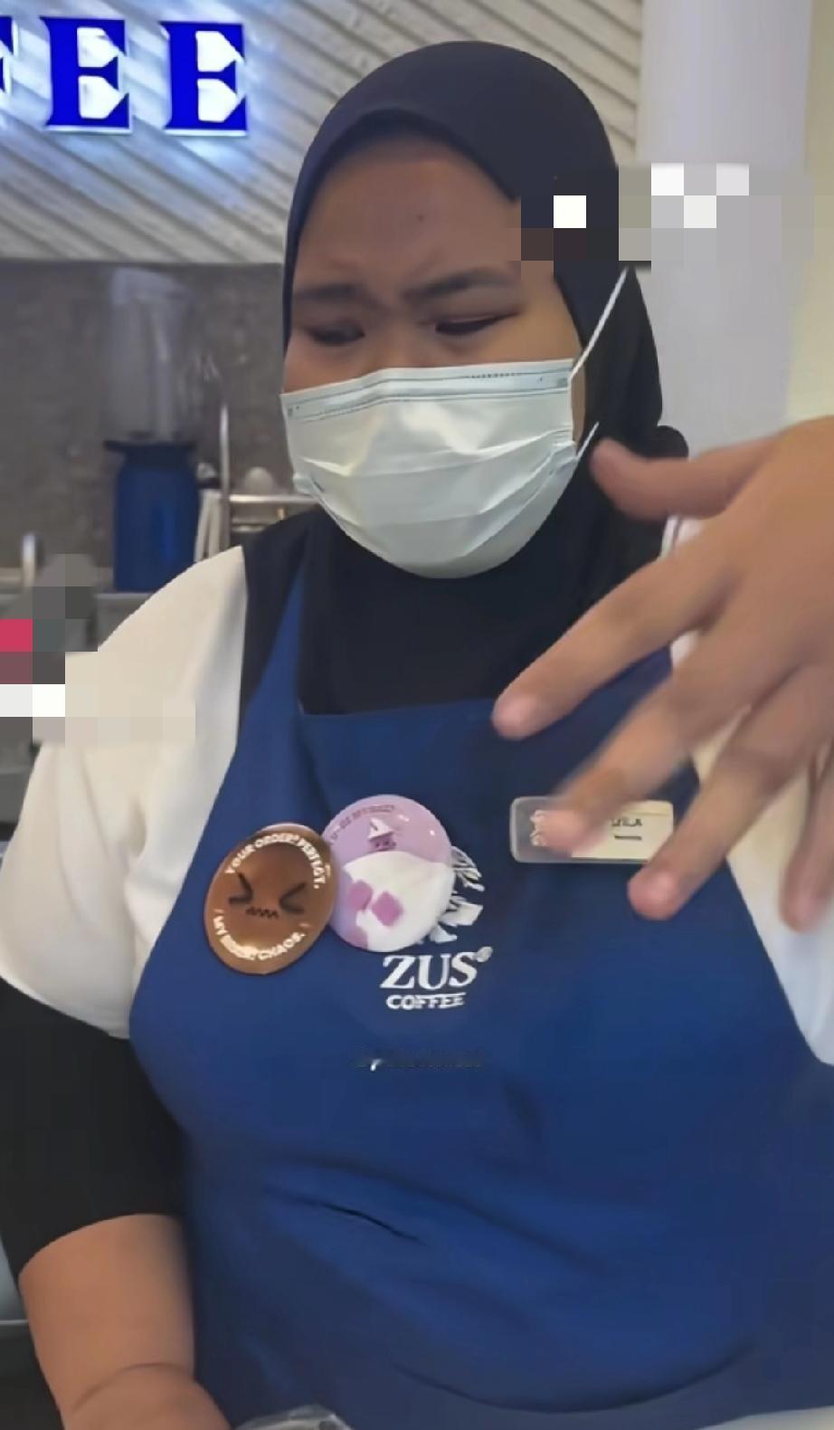 马来西亚，一名中国女子在连锁咖啡店ZUS Coffee内与工作人员发生争执，随后