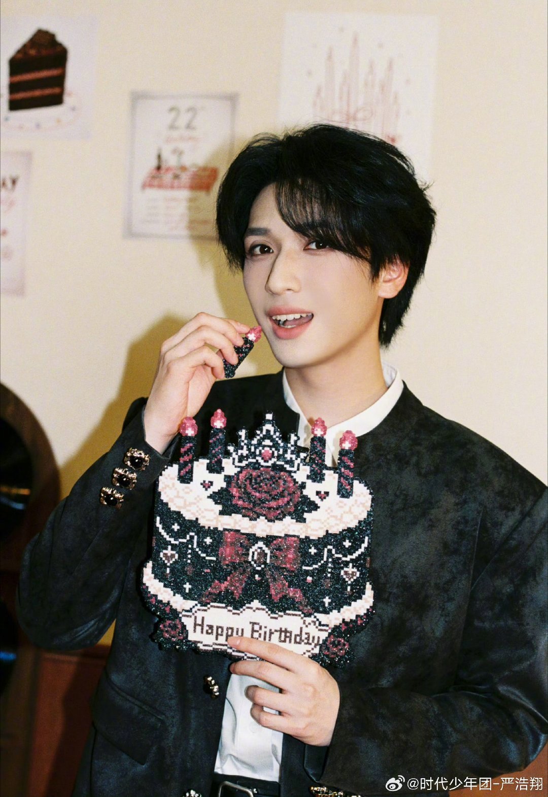严浩翔拼豆生日蛋糕严浩翔22岁生日九宫格新鲜出炉！精致拼豆生日蛋糕超有新意，气球