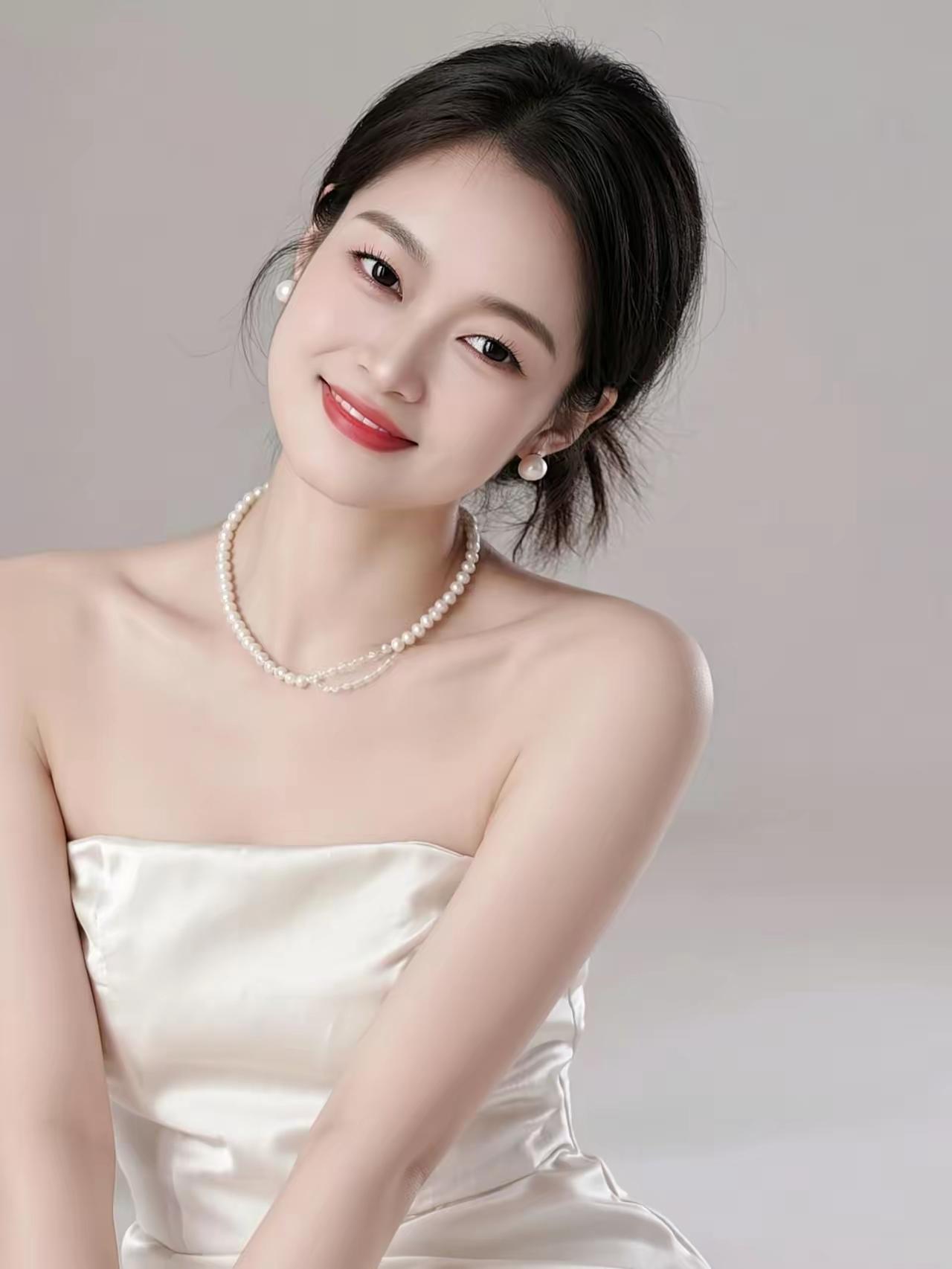 玉人如花笑，珠光映月明。