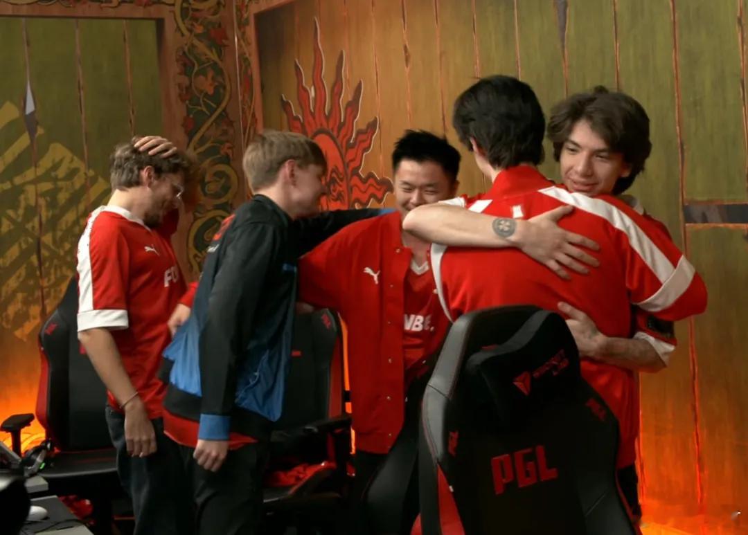 Mouz居然3比2把雪碧给干了！恭喜Mouz刚组队不久就拿到了PGL的冠军啊！这