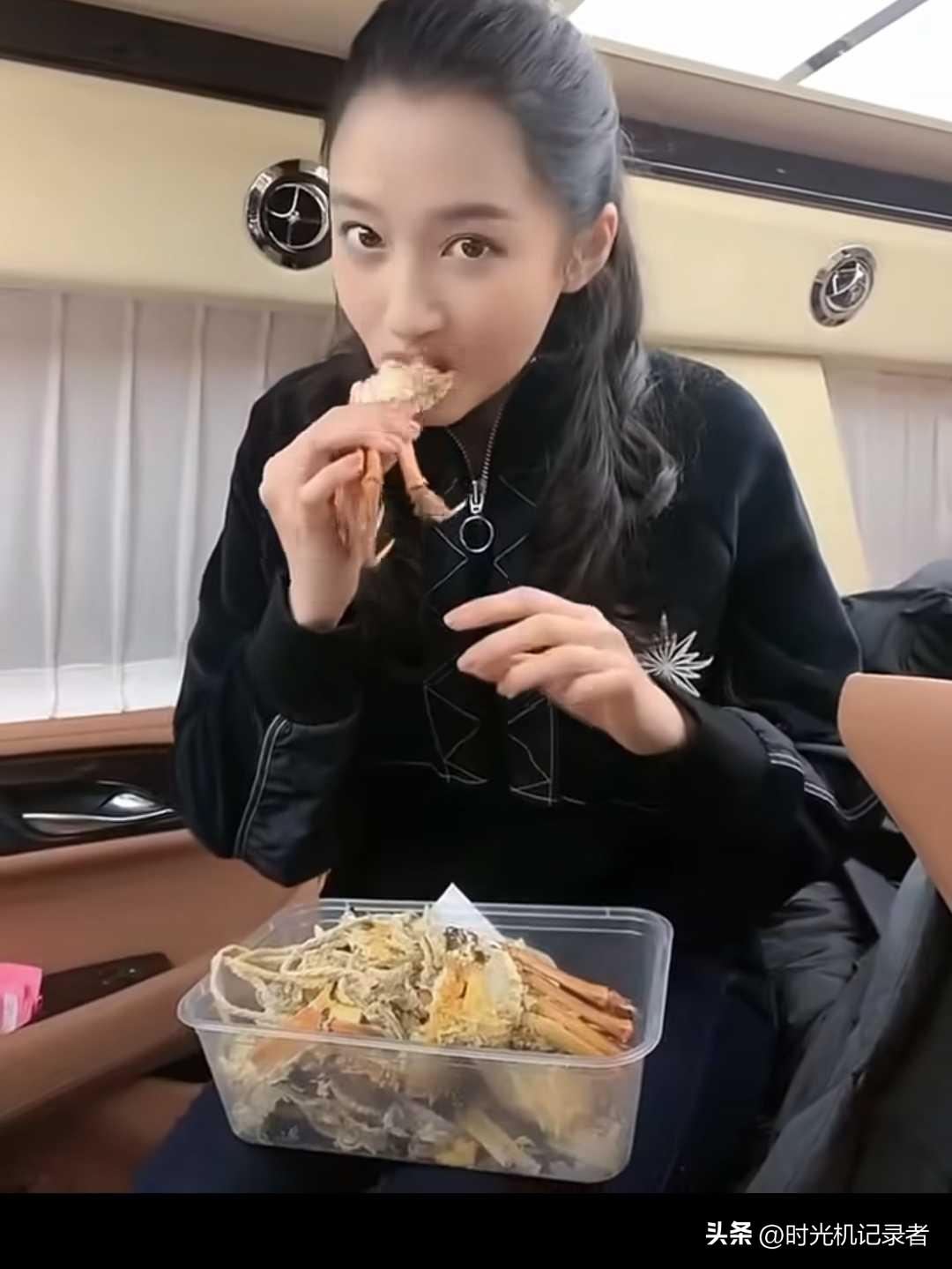 关晓彤吃螃蟹真的太香了，果然不长肉的东西吃多了也没有负担。
关晓彤如果做吃播会很