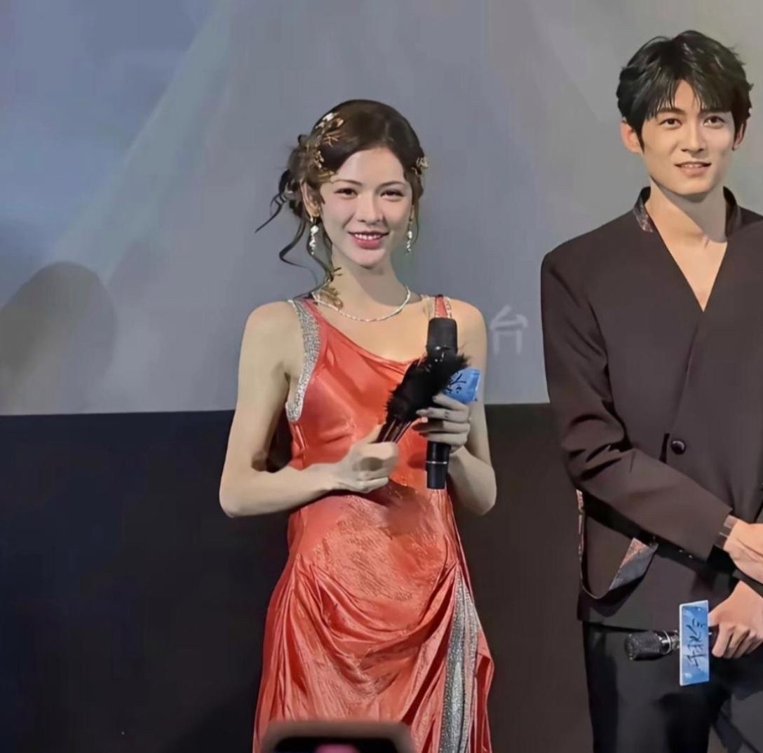 张予曦现身剧集宣传活动，瘦得近乎纸片人，镜头下肩臂线条显得单薄，大家觉得女明星一