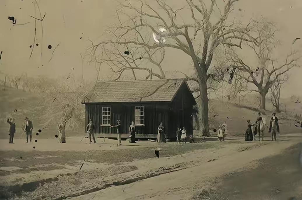 2010年，一美国男子在加州旧货市场，花2美元买了一张老照片，谁知5年后竟暴涨到