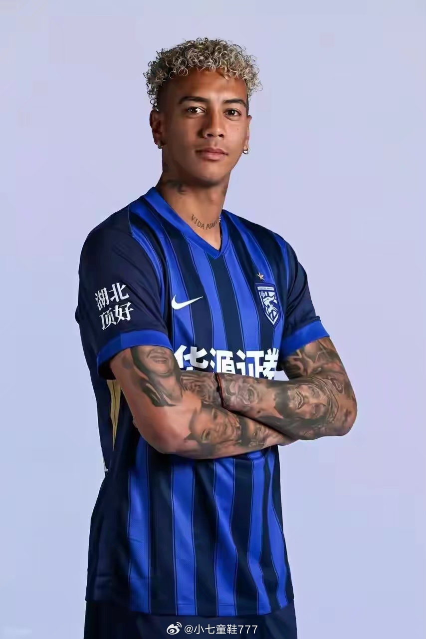 武汉三镇定妆照来袭2026赛季武汉三镇五大金刚帅照怎么就绍尔在笑？武汉三镇武汉足