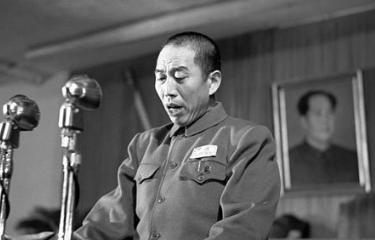 1951年，原马家军改编的解放军7师，部分官兵发动叛乱。王震叫来7师师长，质问：