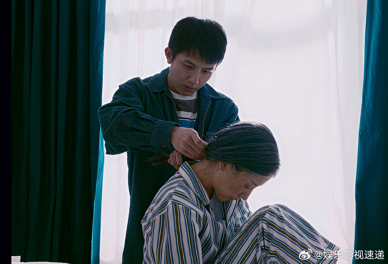 实锤了！《隐身的名字》任小飞真的是文毓秀的儿子！任美艳看到任小飞给文毓秀梳头时欣