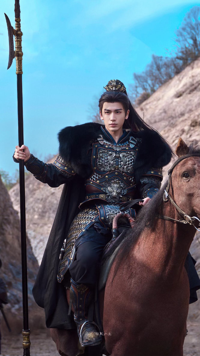 谁把张凌赫弄天上去了 张凌赫被风筝带上天的那段视频，网友都在刷“谢征下凡了”。剧