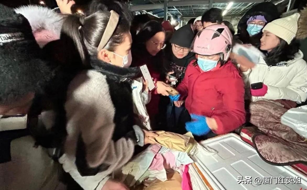 在北大高校门口挂羊头卖狗肉多年的鹅腿阿姨，事件迎来最新进展，海淀市场监督管理局刚