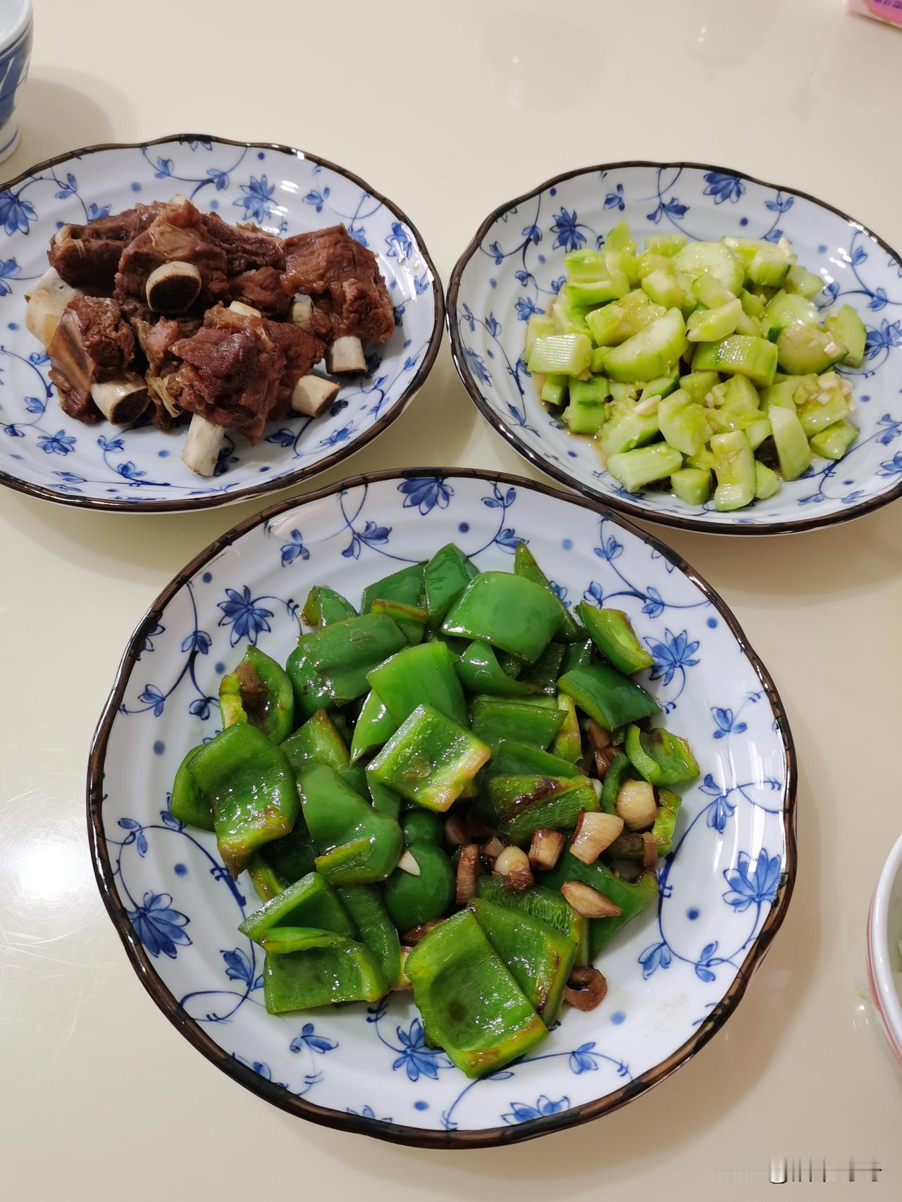 别人职场饭局：谈业务、搞人脉、攀关系
我职场饭局：专心干饭，偶尔点头，假装听懂。