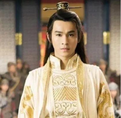 齐桓公被饿死2个多月后，他的儿子才想起为父亲收尸。宫人们打开昔日囚禁齐桓公的宫殿