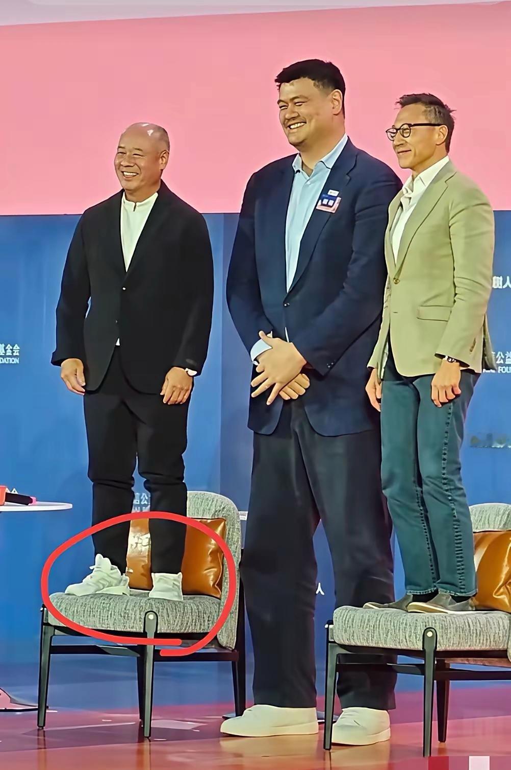谁也不想低人一头，但是遇到姚明，真的相差的太多了，就连奥运冠军，大企业家也要搬来