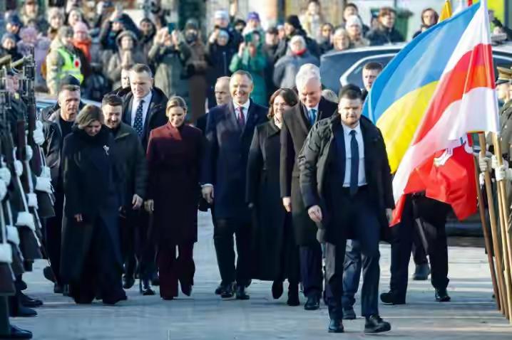 世界舞台上，大大小小的国家和地区200多个。真正的大国强国就那么几个。如美中俄等