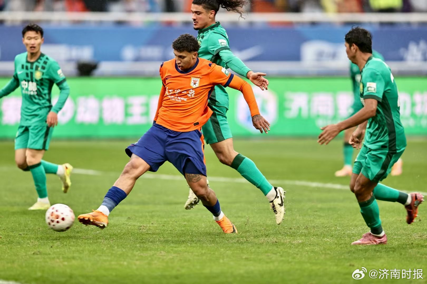 【#泰山队克雷桑首发出战海港#】4月17日晚，泰山队坐镇主场迎战上海海港。赛前，