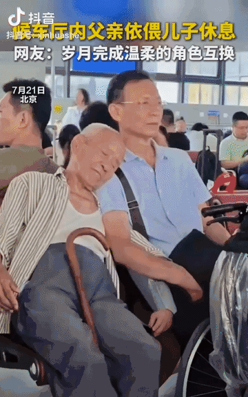 “上新华社了！”北京一侯车厅里，一对父子正在等车，时间一久，年迈的父亲熬不住了，