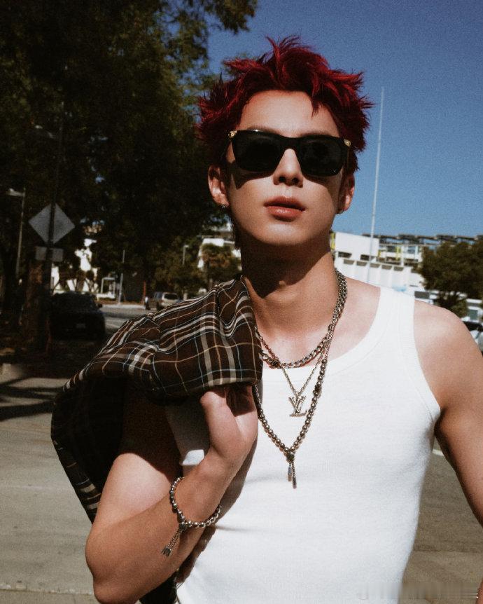 王鹤棣比马丁大十岁真的被惊到了！完全看不出十岁的年龄差，王鹤棣的状态也太好啦，红