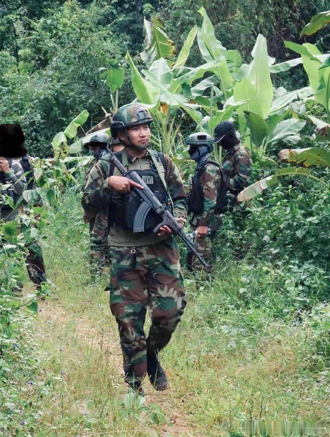 一些柬埔寨王家军士兵正穿行于丛林之中，向泰柬边境方向推进，其中一名士兵携带的是一