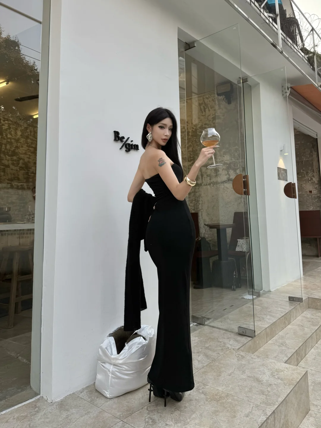 女人一身黑 走哪都ok