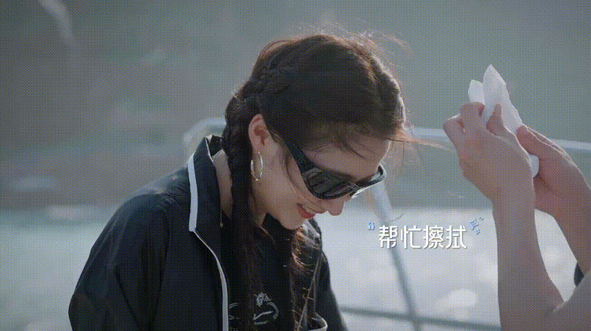 李昀锐边笑边帮关晓彤擦鸟屎电视剧耀眼电视剧耀眼这段花絮出圈真的有道理，完全是现场