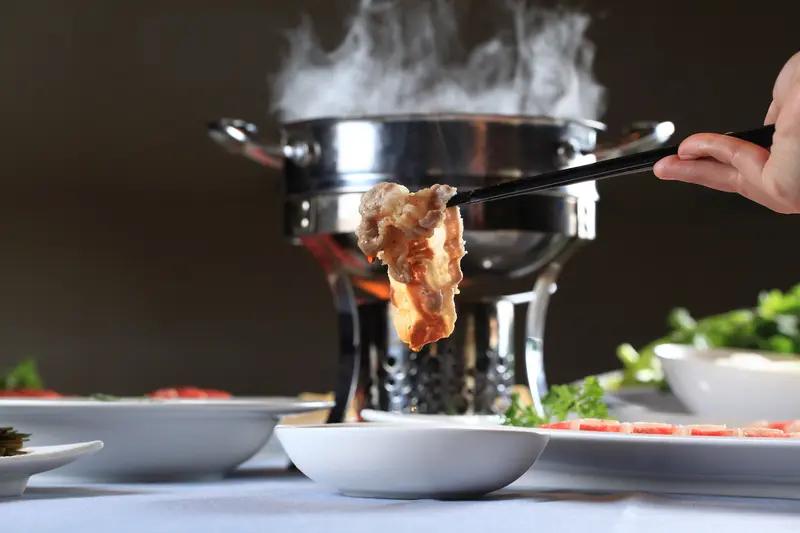 11月22日，山东博兴县小鲜肥牛火锅店误将燃料加入汤锅，致11人入院4人指标呈阳