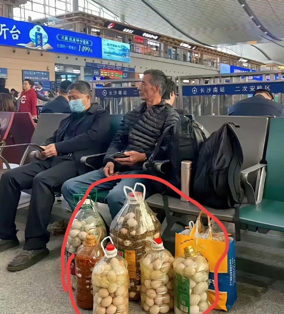 南下打工的日子又开启了，这么多的鸡蛋和干货，这个可以吃小几个月了吧