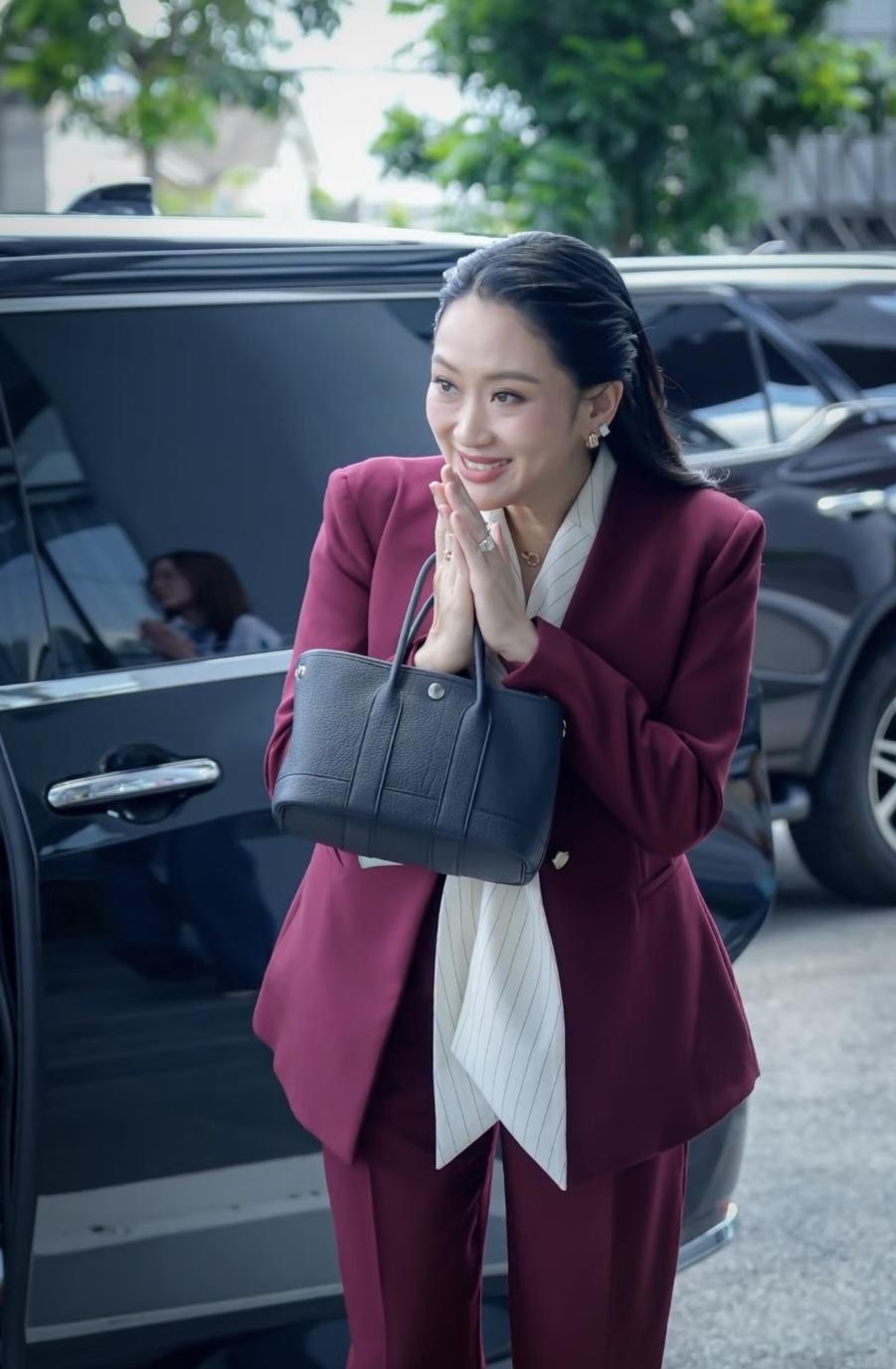 来为泰党总部大楼上班的佩通坦忒靓：10月7日，佩通坦坐着自家车来到总部，又开始了