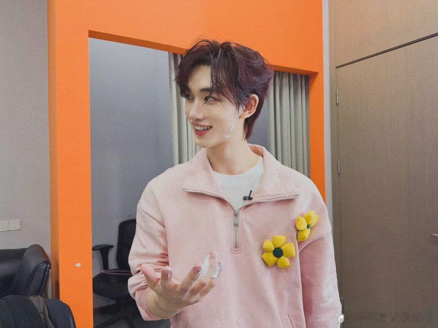 丁程鑫做引体向上用嘴拆蝴蝶结你好星期六 家人们快锁定节目！在《你好星期六》上，丁