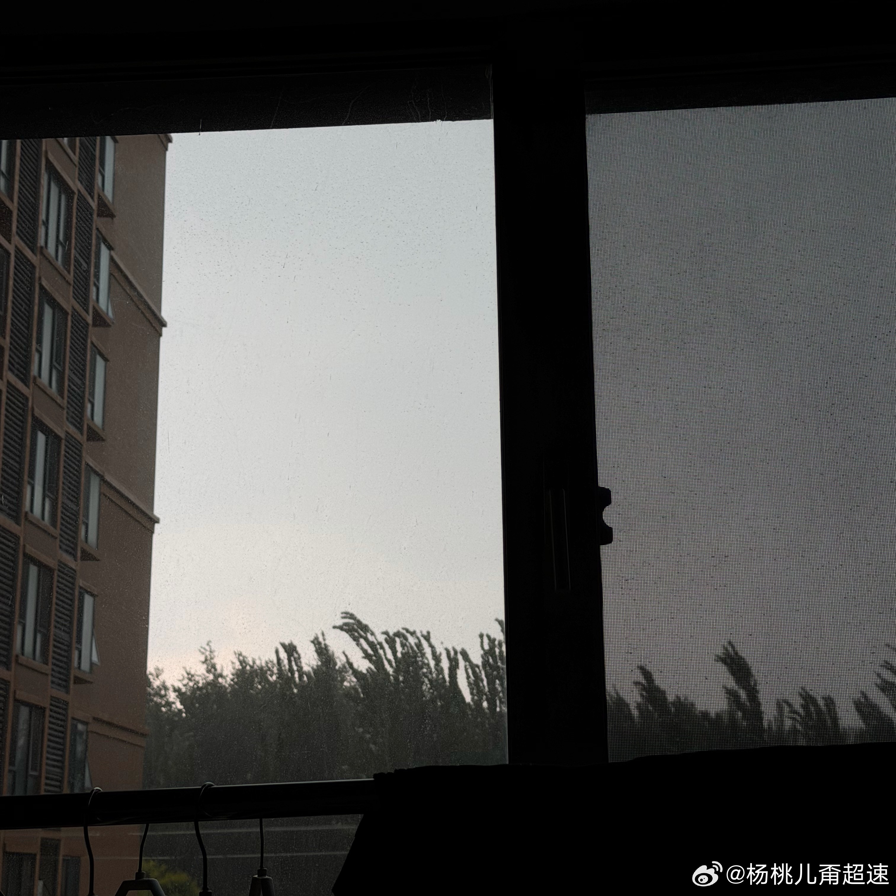 这两点多天都黑了。。。狂风暴雨北京发布暴雨蓝色预警
