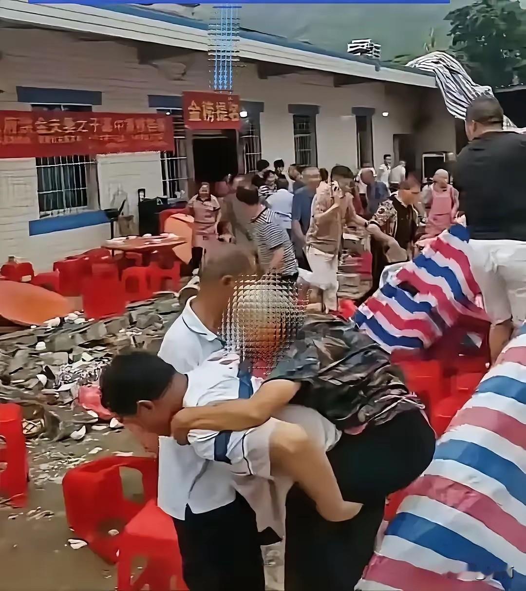 雪上加霜。据知情人透露，四川宜宾长宁县硐底镇举办升学宴的这户人家家庭条件并不太好