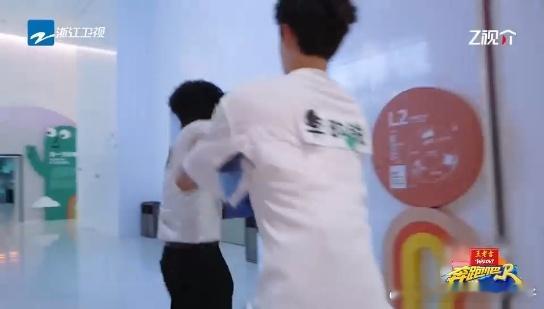 张真源怎么变这样了 张真源在跑男里的两面性太绝了！平时温润懂事小乖仔，一撕名牌就