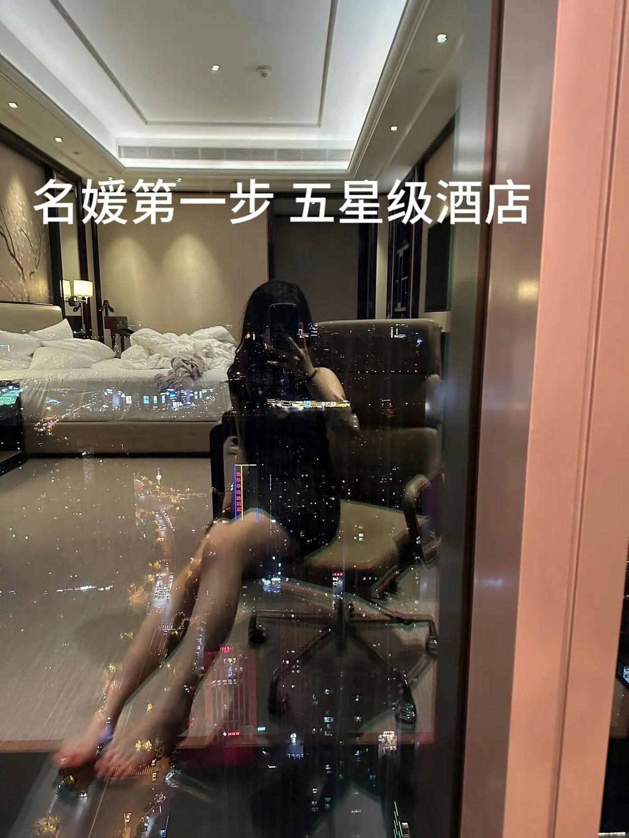 这个是当假名媛的步骤，真名媛谁会对着镜子拍五星酒店客房？拍车内饰？五星酒店也分很