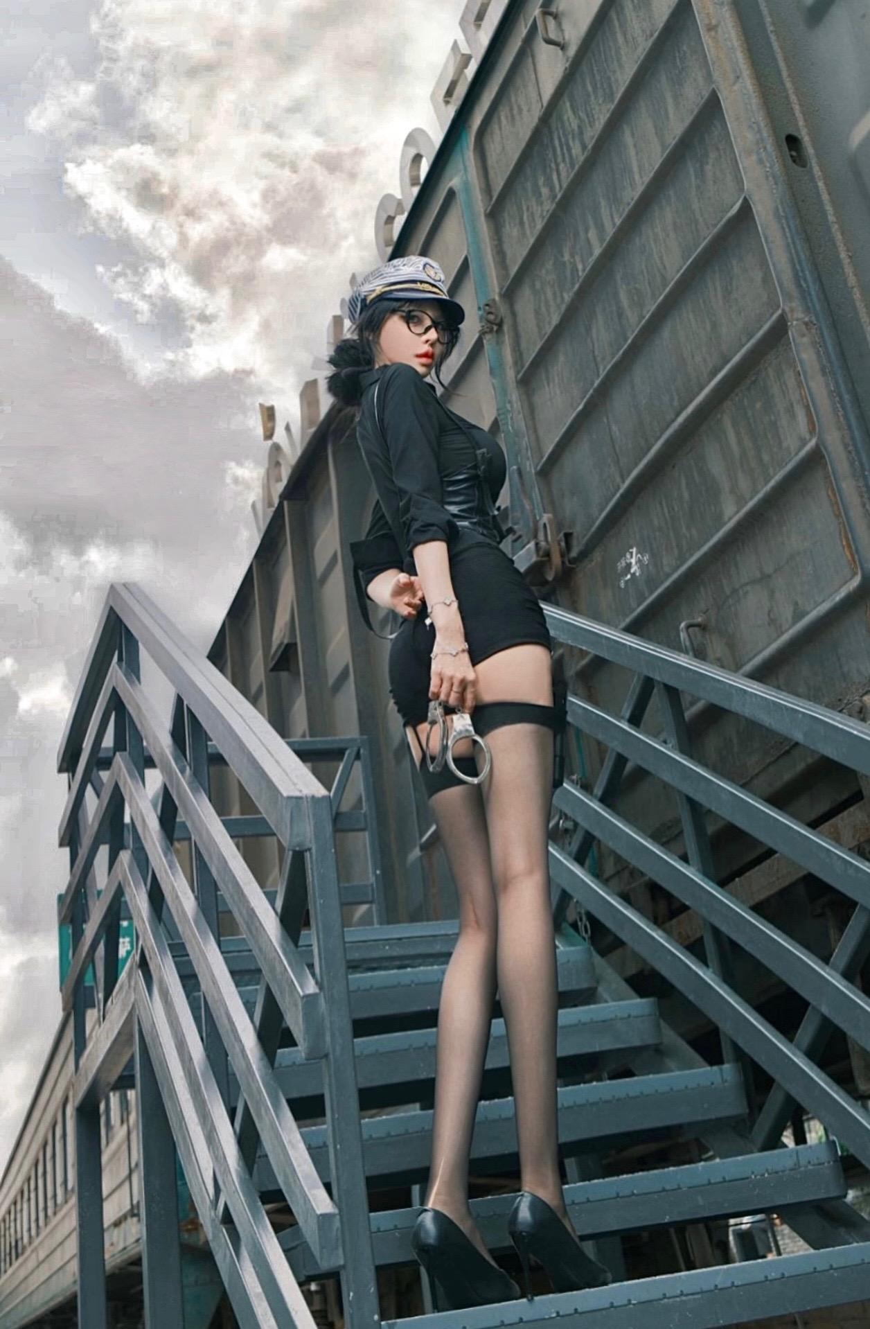她！在！铁！路！边！她太酷了吧🚞。我的风格我做主😎