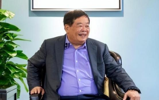 1983年，曹德旺去旅游买了一根拐杖，坐车时被司机呵斥：“小心点，碰坏车玻璃你可