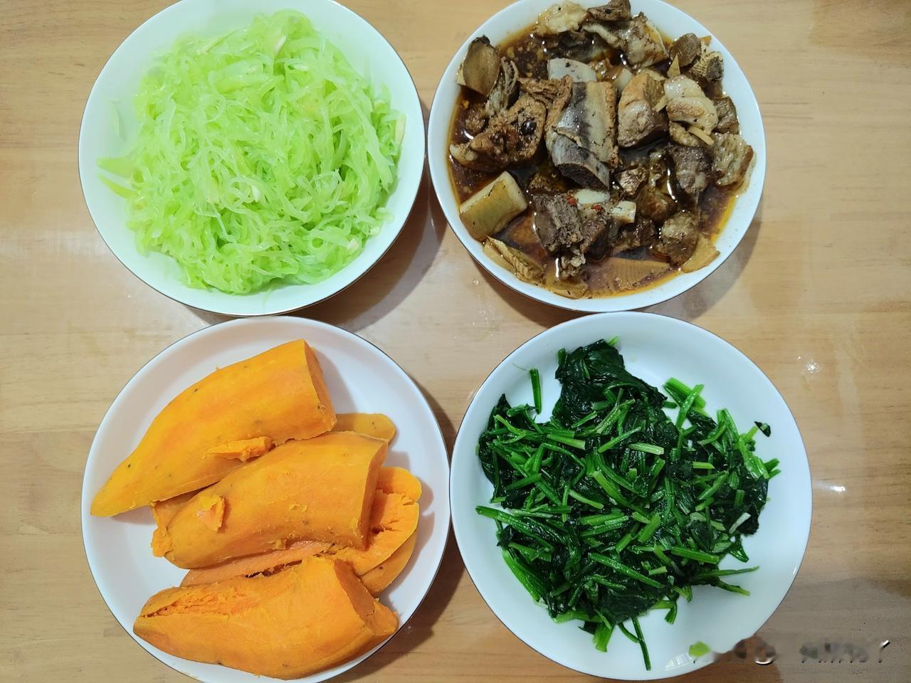 前几天回老家扫墓，大姑姐给我带了两根竹笋。
其实我不喜欢吃竹笋，我吃不出滋味。初