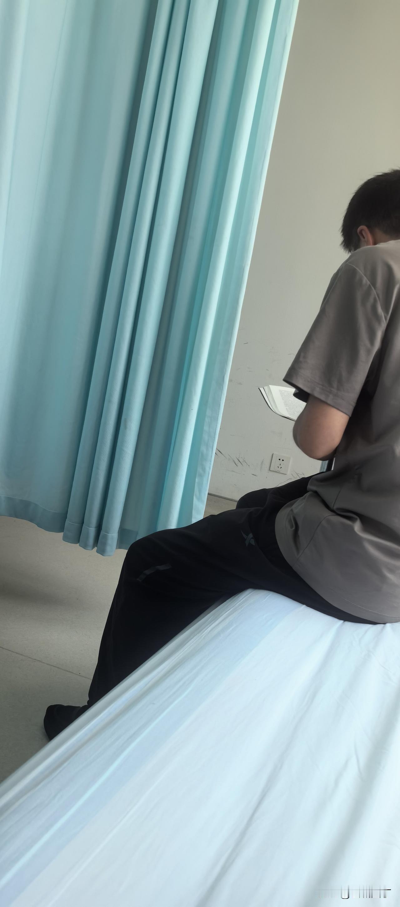 哭完，内心平静地开始接受治疗。最坏的结果就是落下后遗症，以后不能正常走路了。那又
