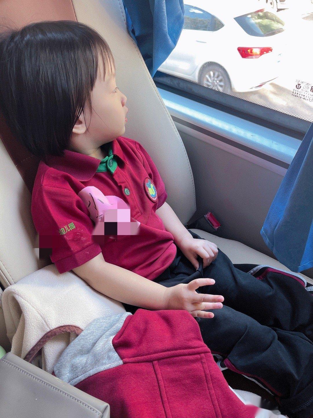 记录乔乔第一次参加秋游第一次跟同学一起做大巴车，一起外出玩耍，一起野餐。家长们互