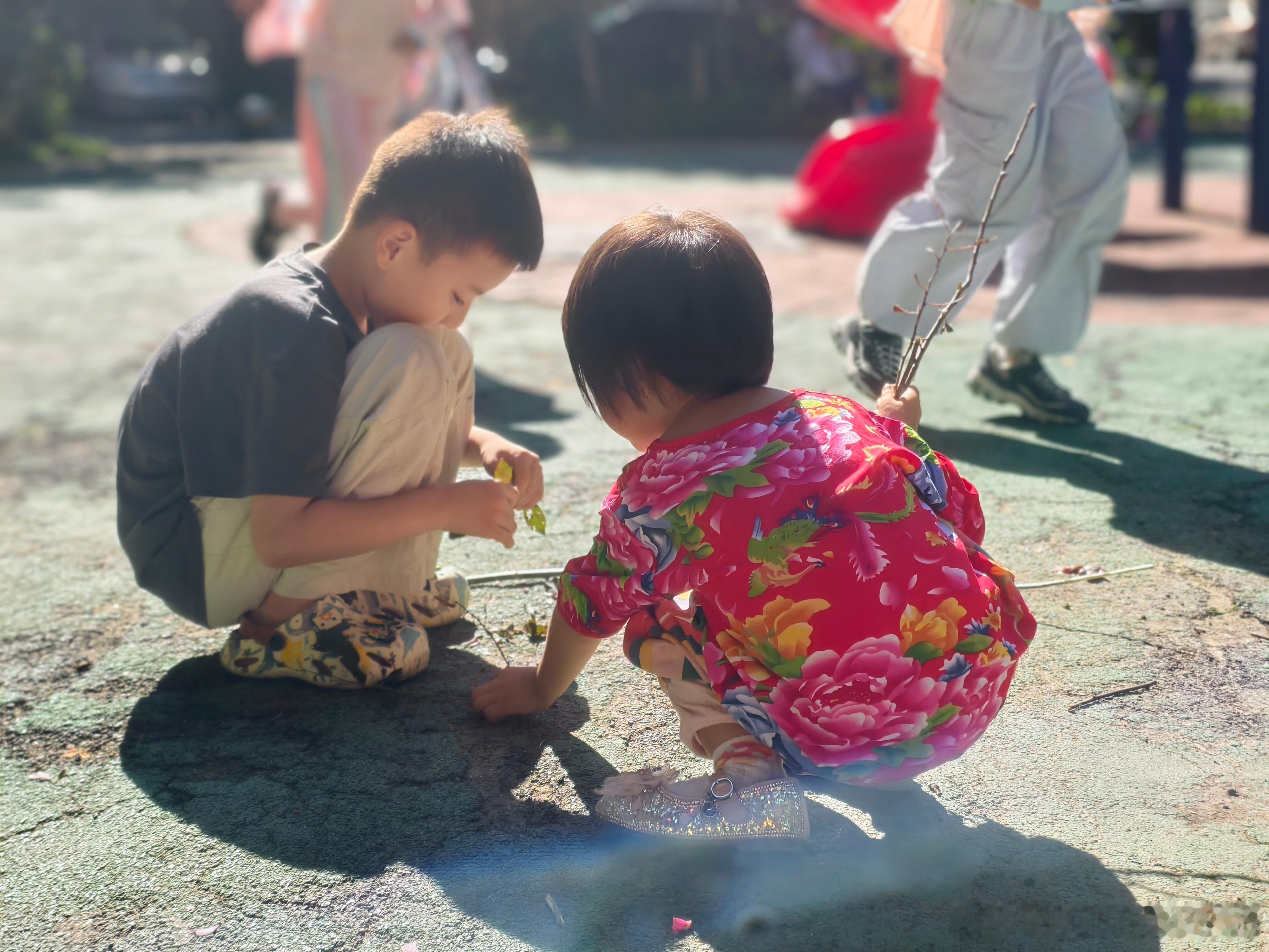 这个小哥哥是南京回来奶奶家避暑的面团，他注定是和你不会有结果的。你是无意穿堂风偏