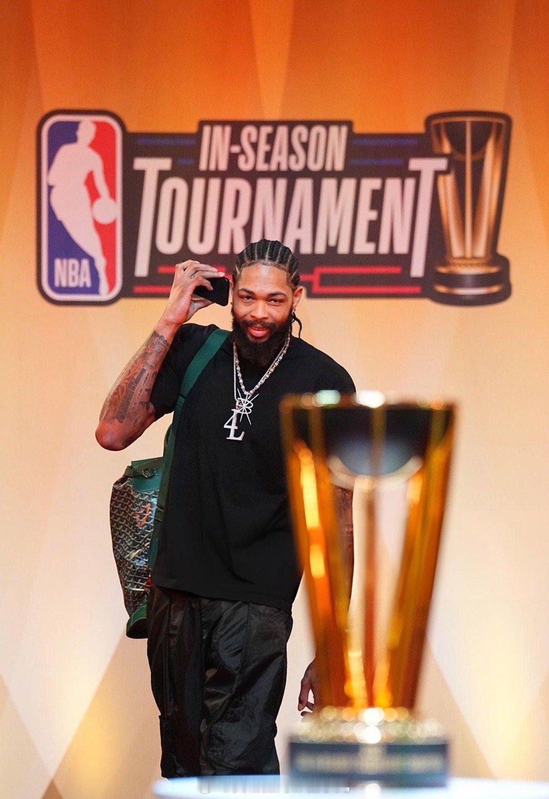 快哥是因为生病今天不打，英子帅气入场，笑看NBA杯，今天全美直播，NBA海报头牌