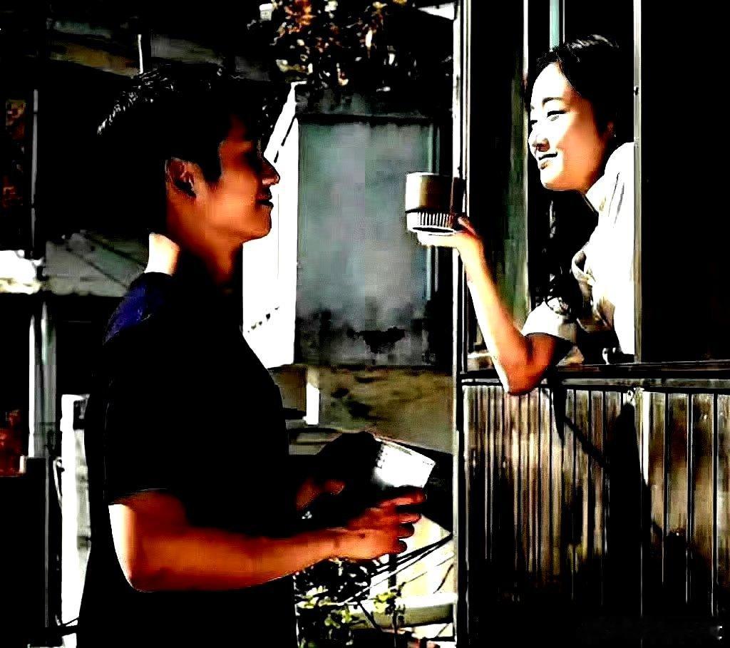 韩国导演郑址宇作品《柳烈的音乐专辑》中饰演贤宇的丁海寅与金高银饰演的美秀。199