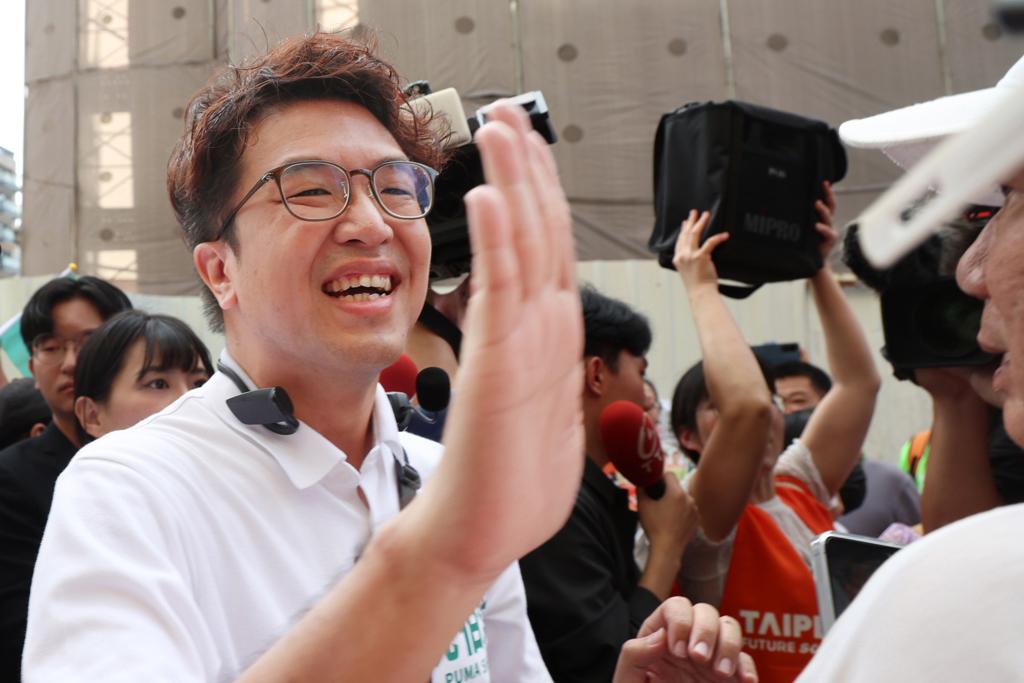 沈伯洋市场扫街受欢迎？李明贤：很多摊贩都在骂
台北市长选战选情升温，民进党候选人