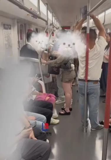 短裙女在地铁上拉一男子的手不放，原以为是什么狗血的爱情故事，没想到是因为对方摸她