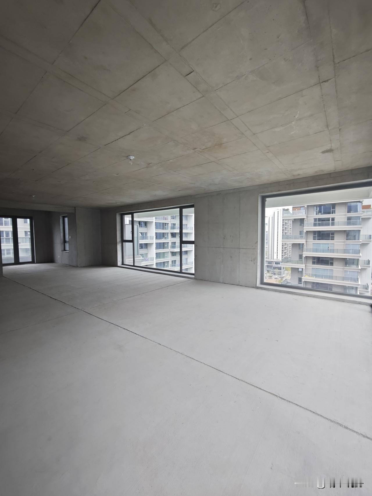 铁一中陆港学区房
龙翔奥城云玺
面积：192平米
低于市场价25万出售
性价比超