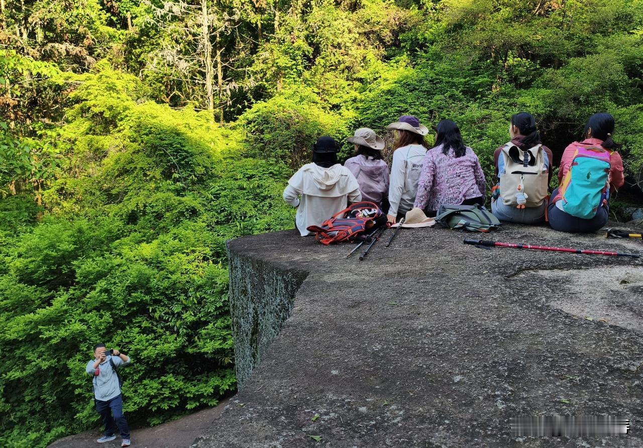 横竖都是要说的，不如说得明白些。深圳，文明之城，科技之城，还有，“最严控烟之城”