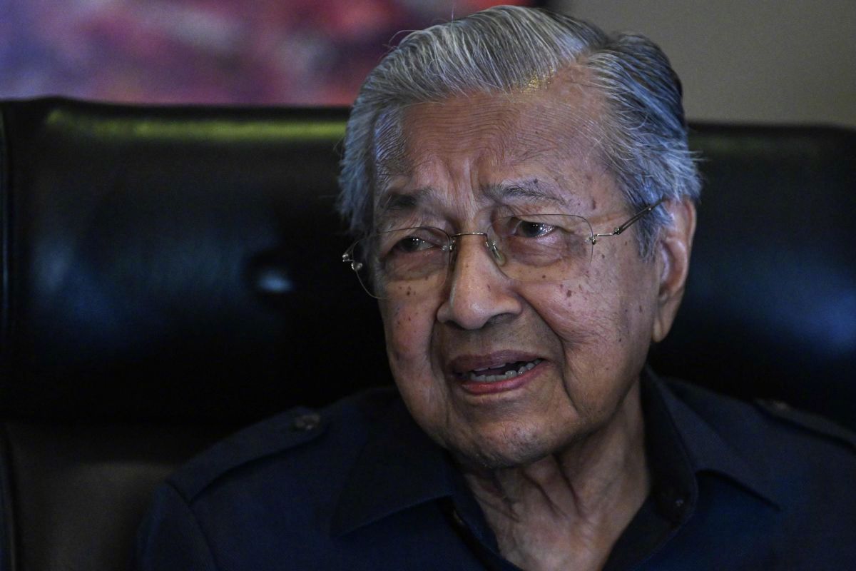 #马来西亚百岁高龄前总理跌倒骨折#【百岁高龄的马来西亚前总理马哈蒂尔跌倒致骨折】