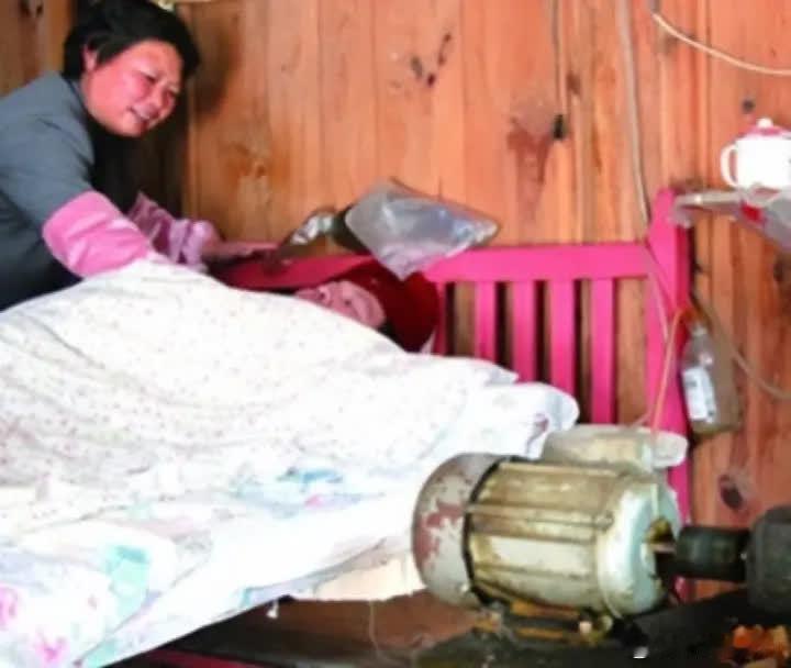 2006年，浙江一小伙因车祸永久丧失了自主呼吸功能，父母多年来捏皮球5000万次