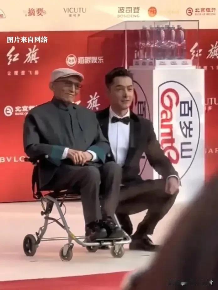 #41岁的胡歌推着91岁的#游本昌亮相北影节开幕式红毯#胡歌、游本昌# #胡歌推