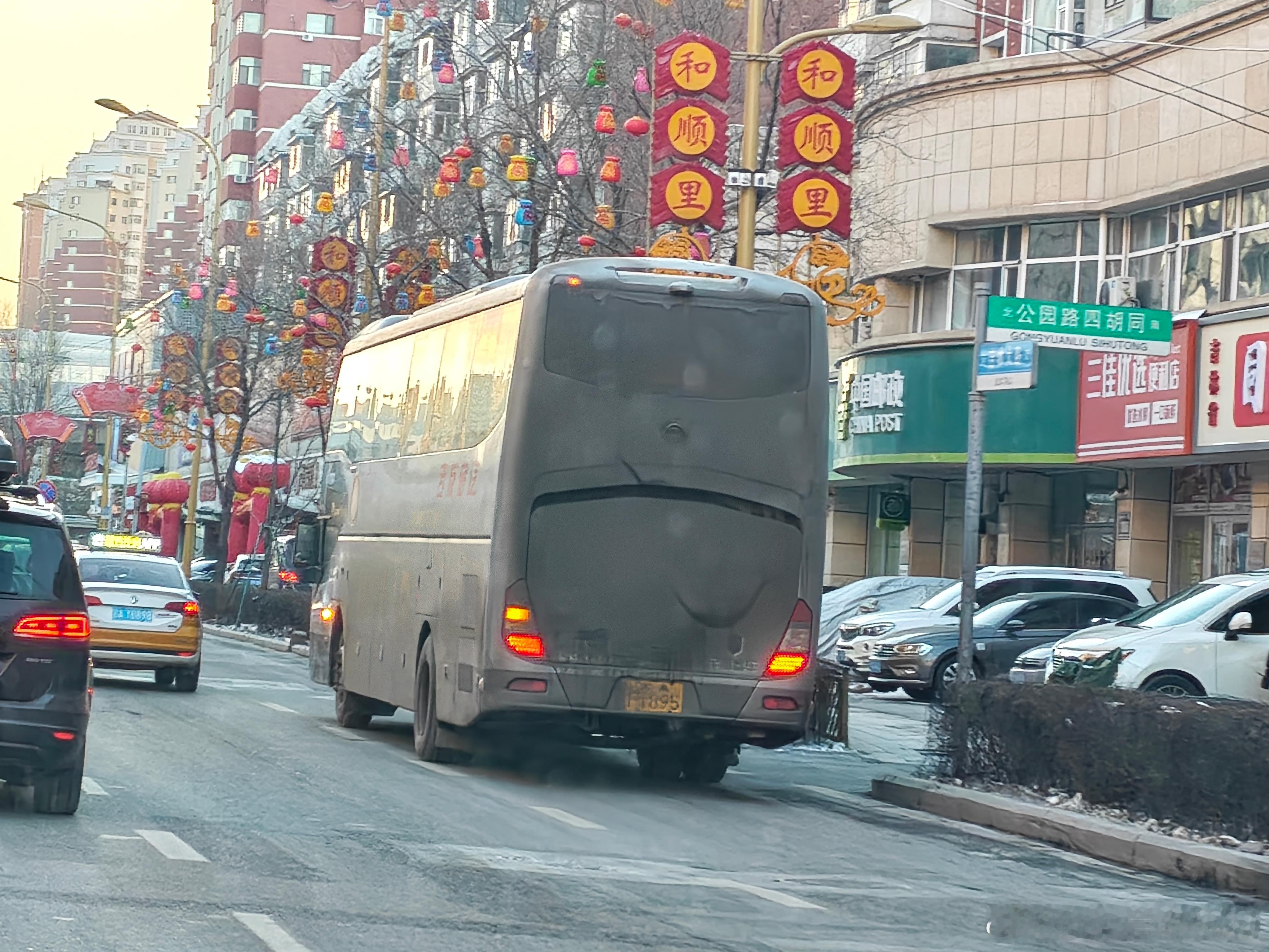 这个公交车如何做到上方也那么脏的？ 