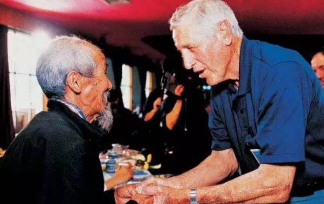 1942年，五位美军飞行员在返航途中坠毁，被中国农妇赵小宝救下，没想到50年后，