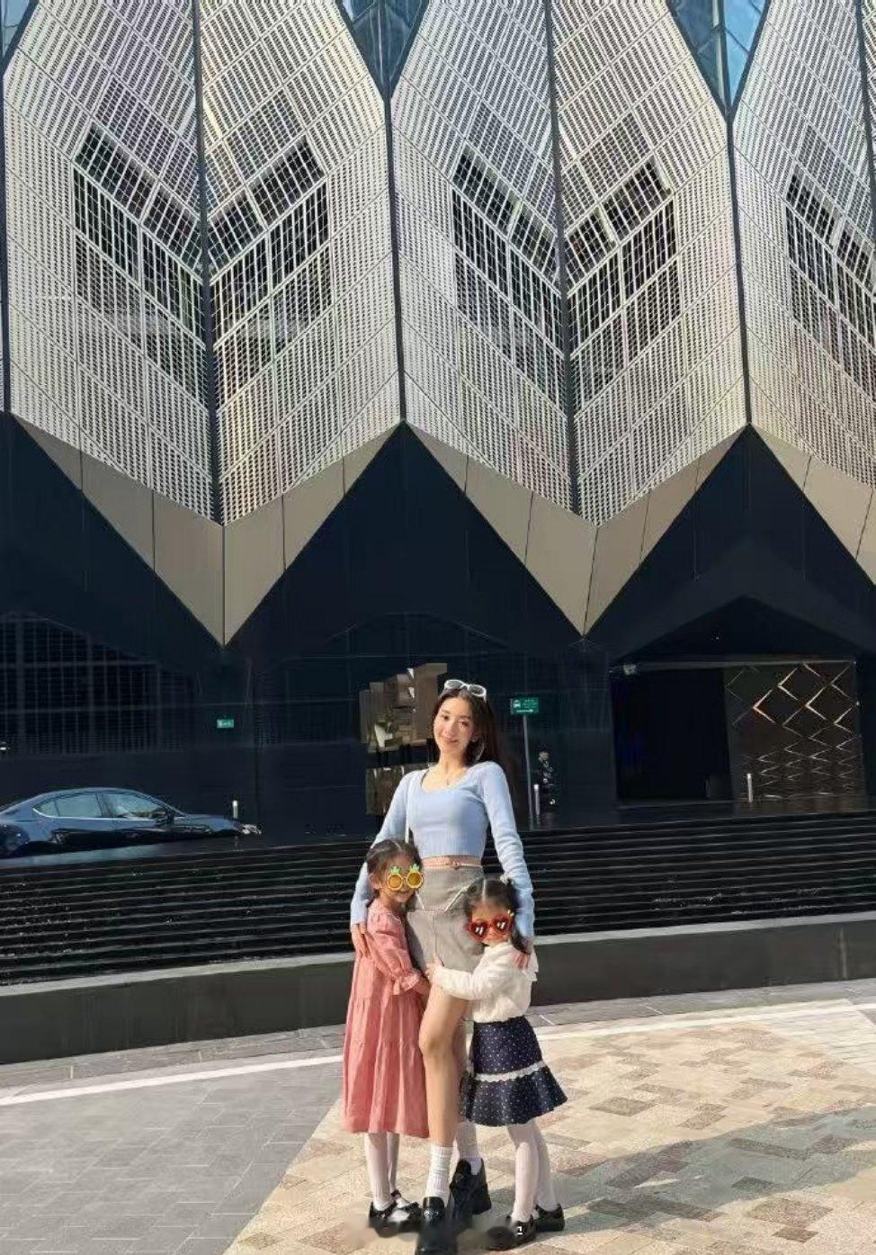 偶遇方媛带女儿逛街方媛与女儿均穿着休闲服，风格清爽，被描述为“完全看不出是三个孩