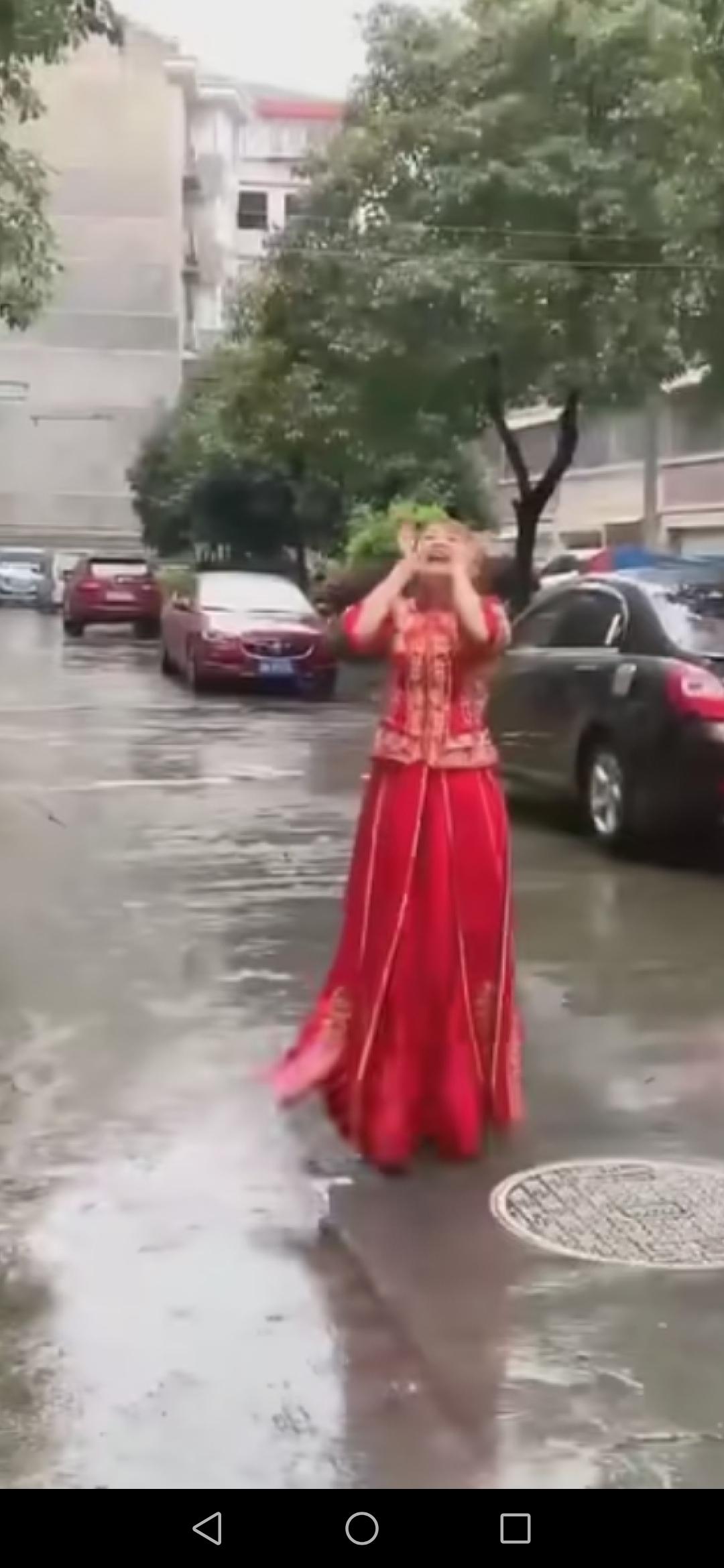 结婚当天新娘父母突然坐地起价加彩礼，不给钱就不让出门，新娘当场跟父母撕破脸，穿着