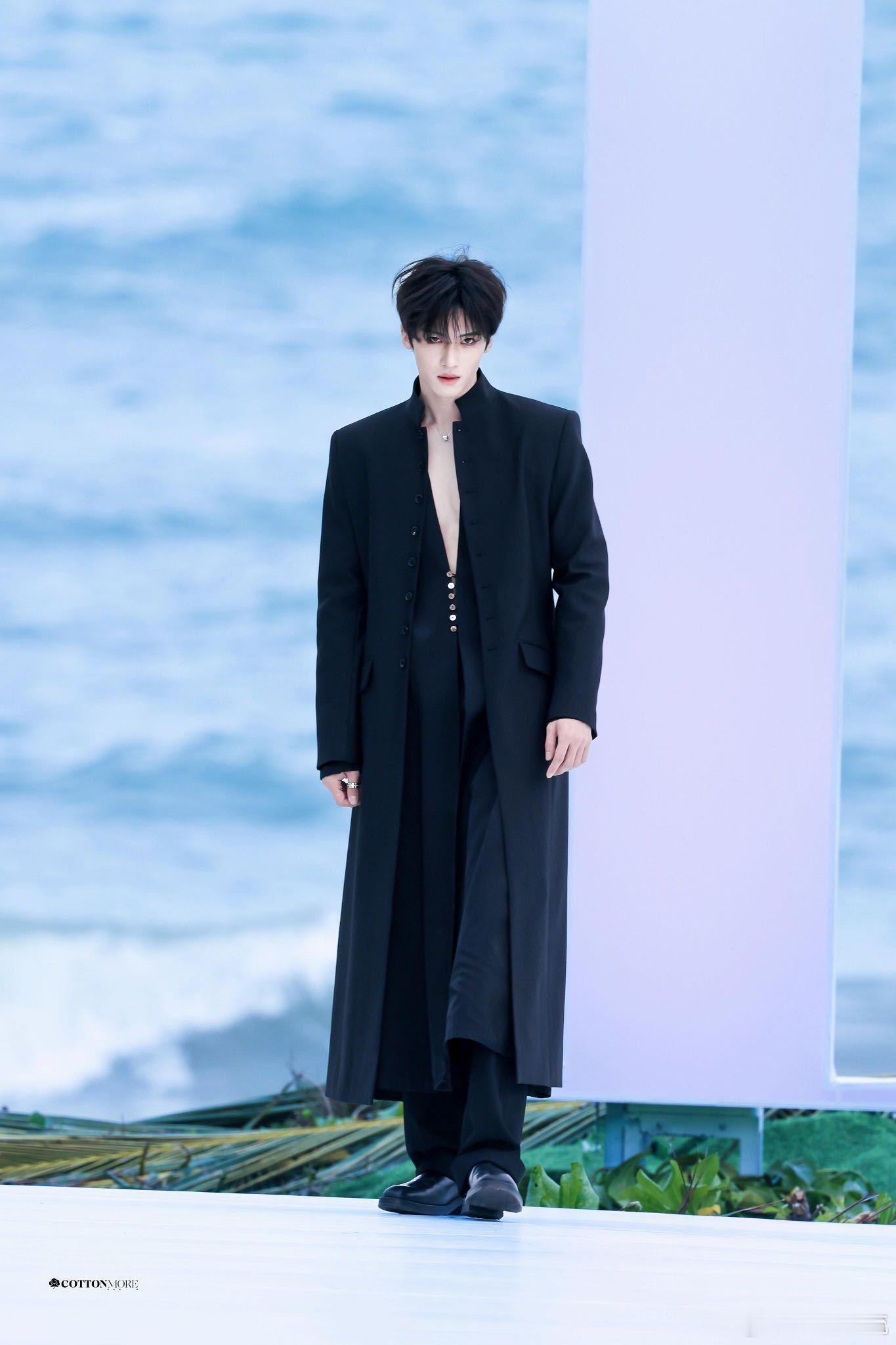 闫桉的腿像开了长腿特效闫桉的腿到底是怎么长的！生图直出都自带拉长滤镜，比例离谱到